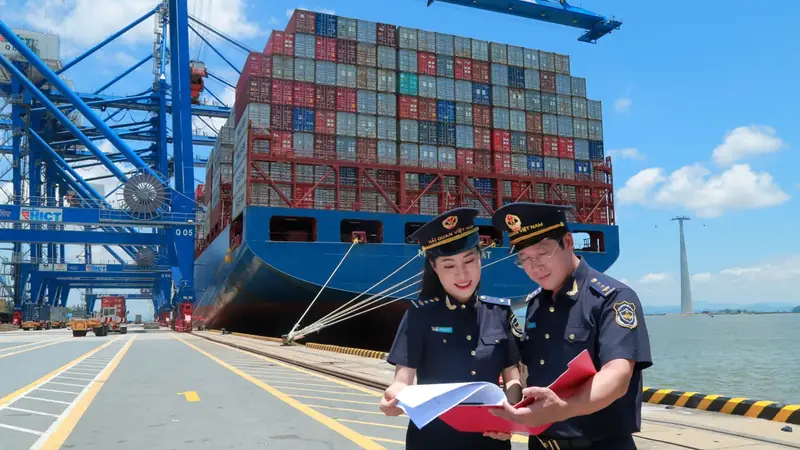 Cán bộ xem xét hồ sơ và chứng từ tại cảng container