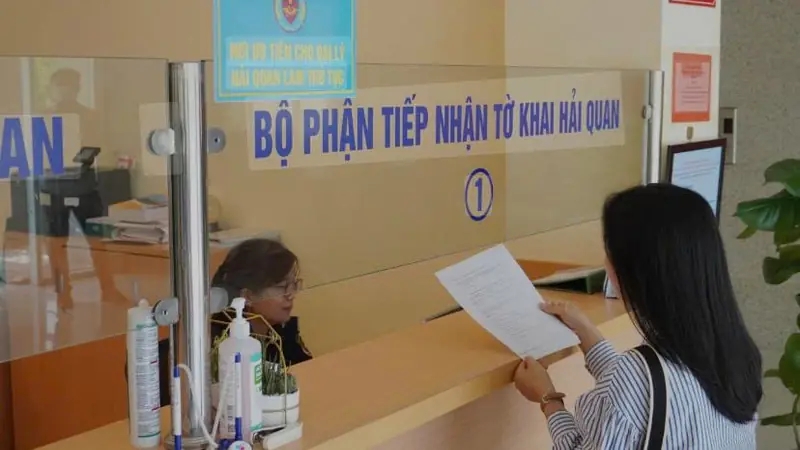 Quầy tiếp nhận tờ khai hải quan, người làm thủ tục đang nộp hồ sơ